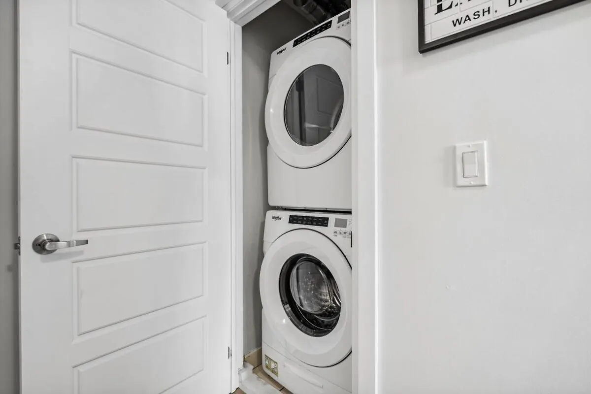 Stunning 2Br Toronto Retreat, Patio & Parking Daire