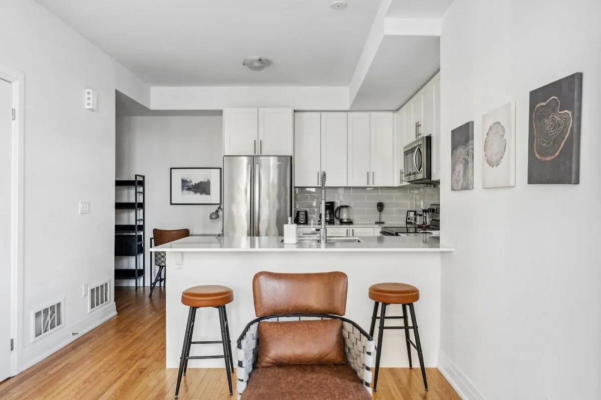 Stunning 2Br Toronto Retreat, Patio & Parking Daire