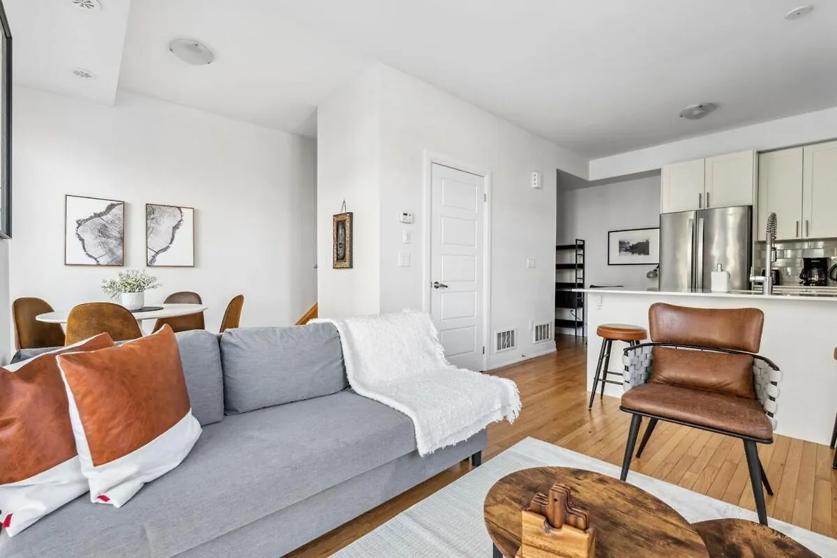 Stunning 2Br Toronto Retreat, Patio & Parking Apartamento
