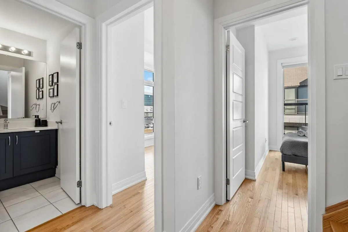 Stunning 2Br Toronto Retreat, Patio & Parking 아파트 캐나다