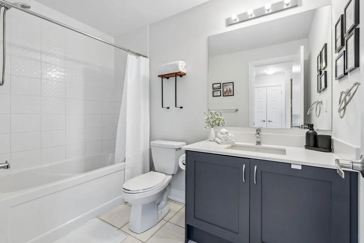 Stunning 2Br Toronto Retreat, Patio & Parking Apartamento