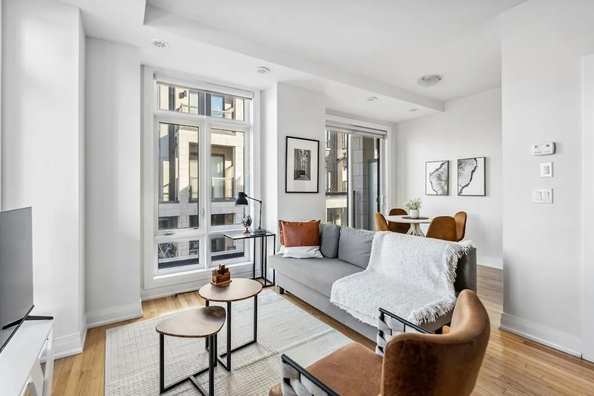 Stunning 2Br Toronto Retreat, Patio & Parking Apartamento