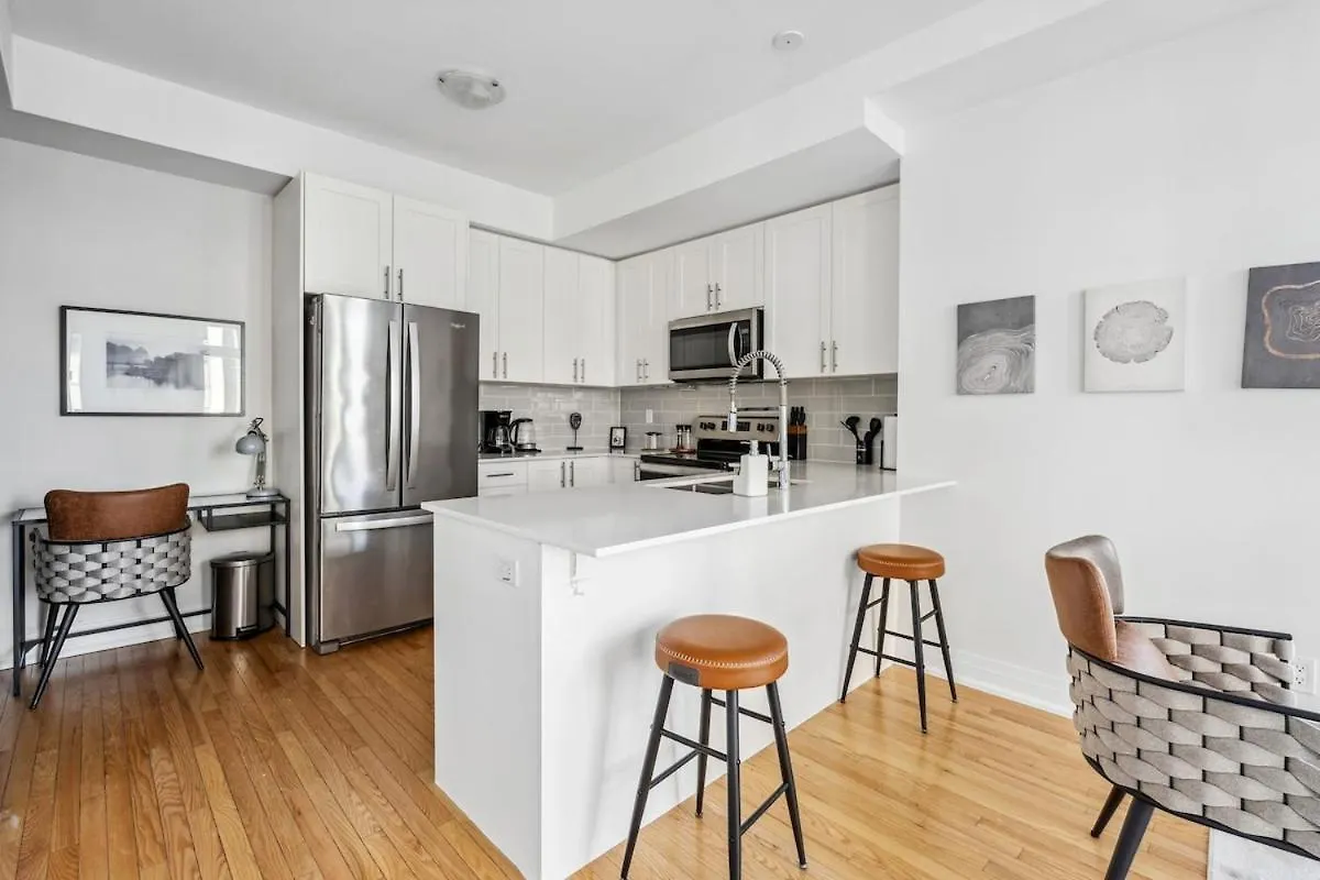 Stunning 2Br Toronto Retreat, Patio & Parking Apartamento