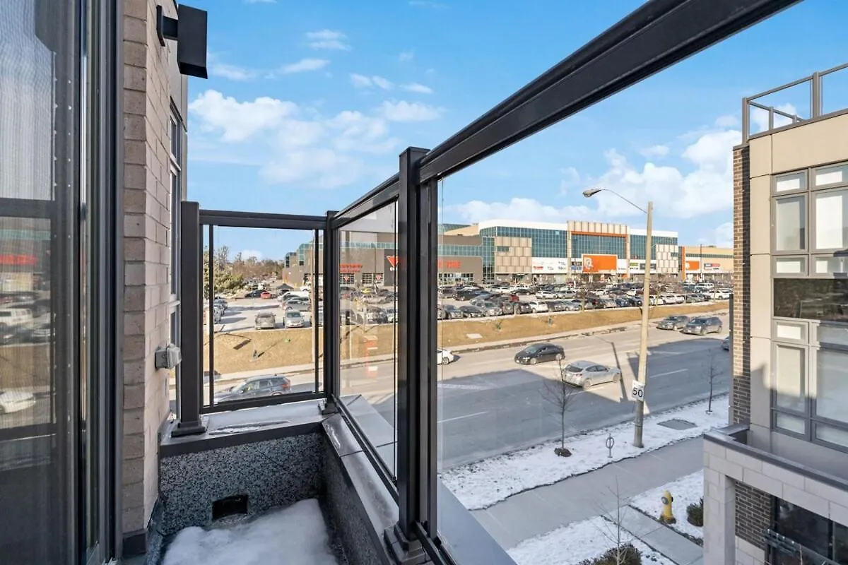 Stunning 2Br Toronto Retreat, Patio & Parking 아파트