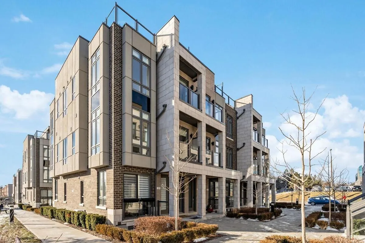 Stunning 2Br Toronto Retreat, Patio & Parking Apartamento