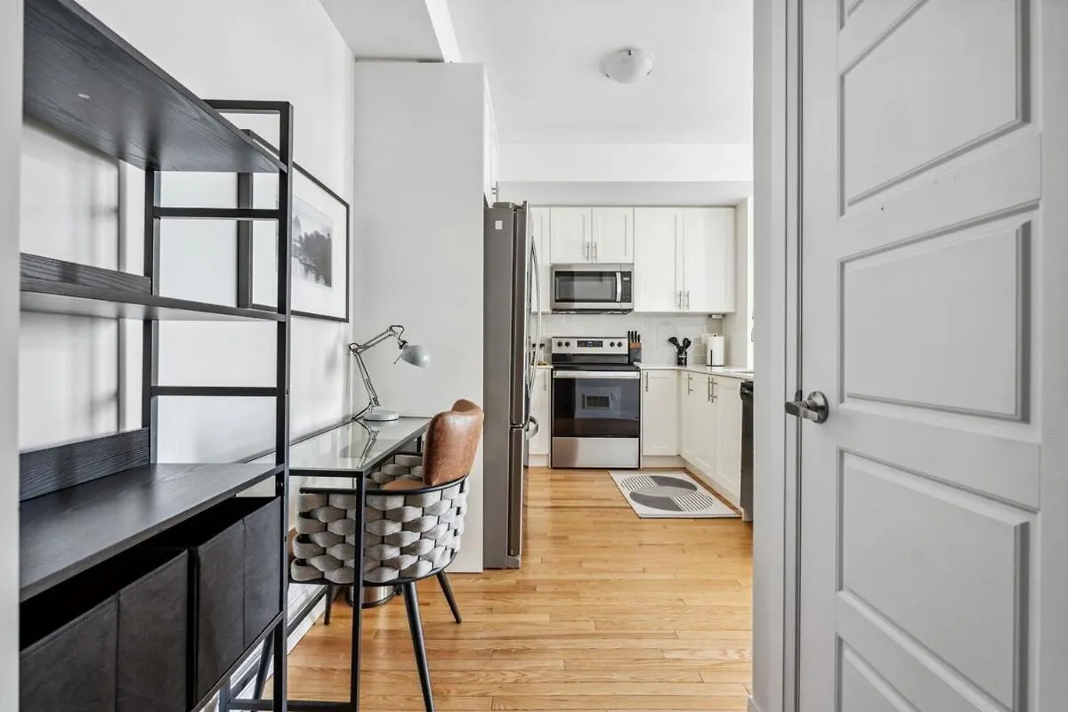 Stunning 2Br Toronto Retreat, Patio & Parking 아파트 캐나다