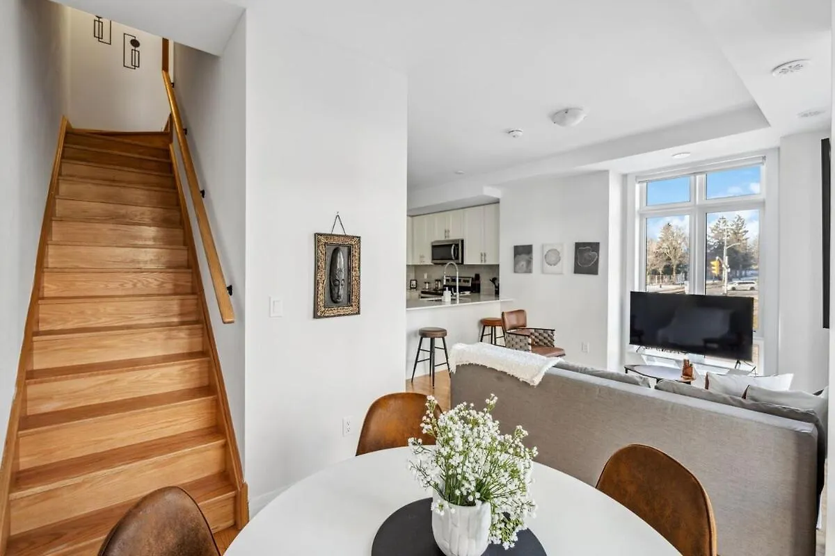 Stunning 2Br Toronto Retreat, Patio & Parking Apartamento