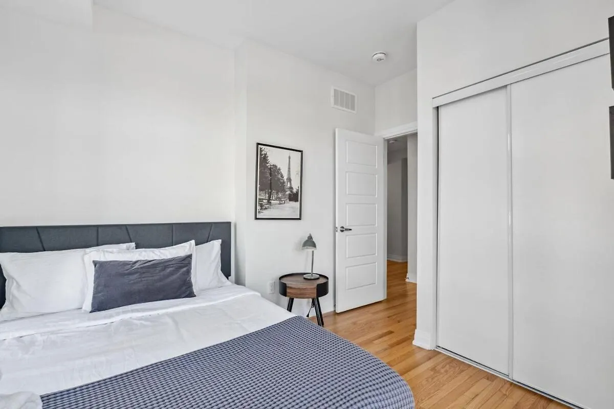 Stunning 2Br Toronto Retreat, Patio & Parking 아파트