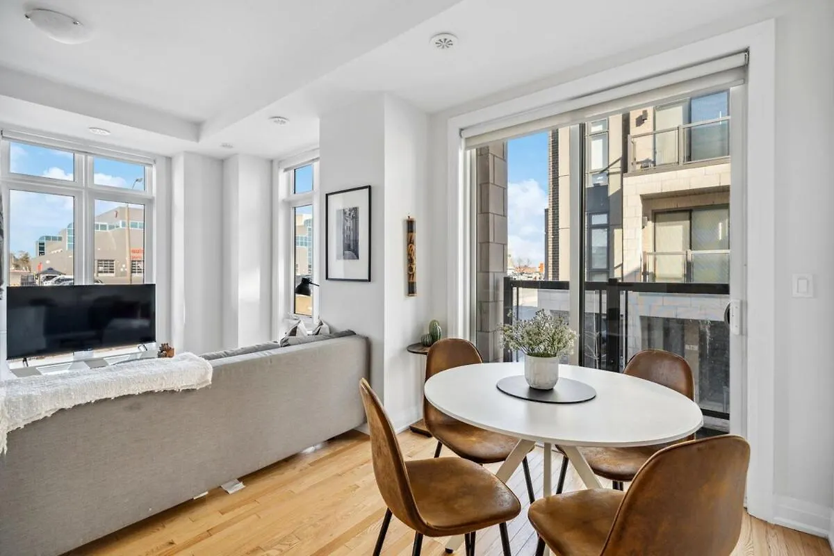 Stunning 2Br Toronto Retreat, Patio & Parking Apartamento