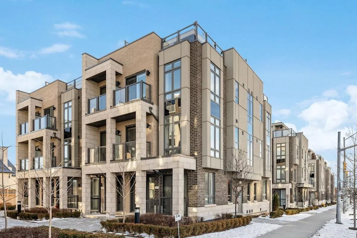 Stunning 2Br Toronto Retreat, Patio & Parking Apartamento 0*,