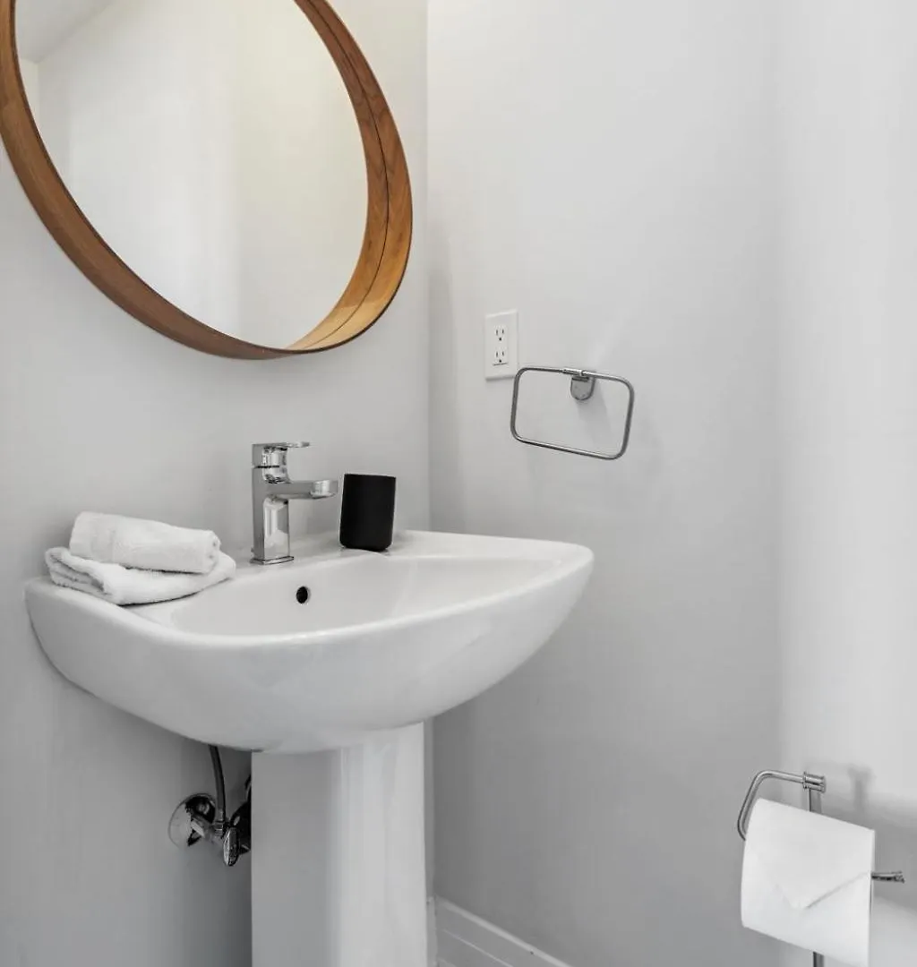 Stunning 2Br Toronto Retreat, Patio & Parking 아파트