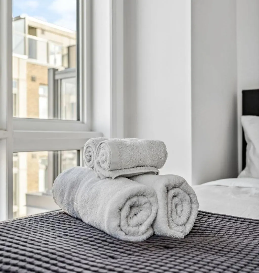 Stunning 2Br Toronto Retreat, Patio & Parking 아파트 캐나다