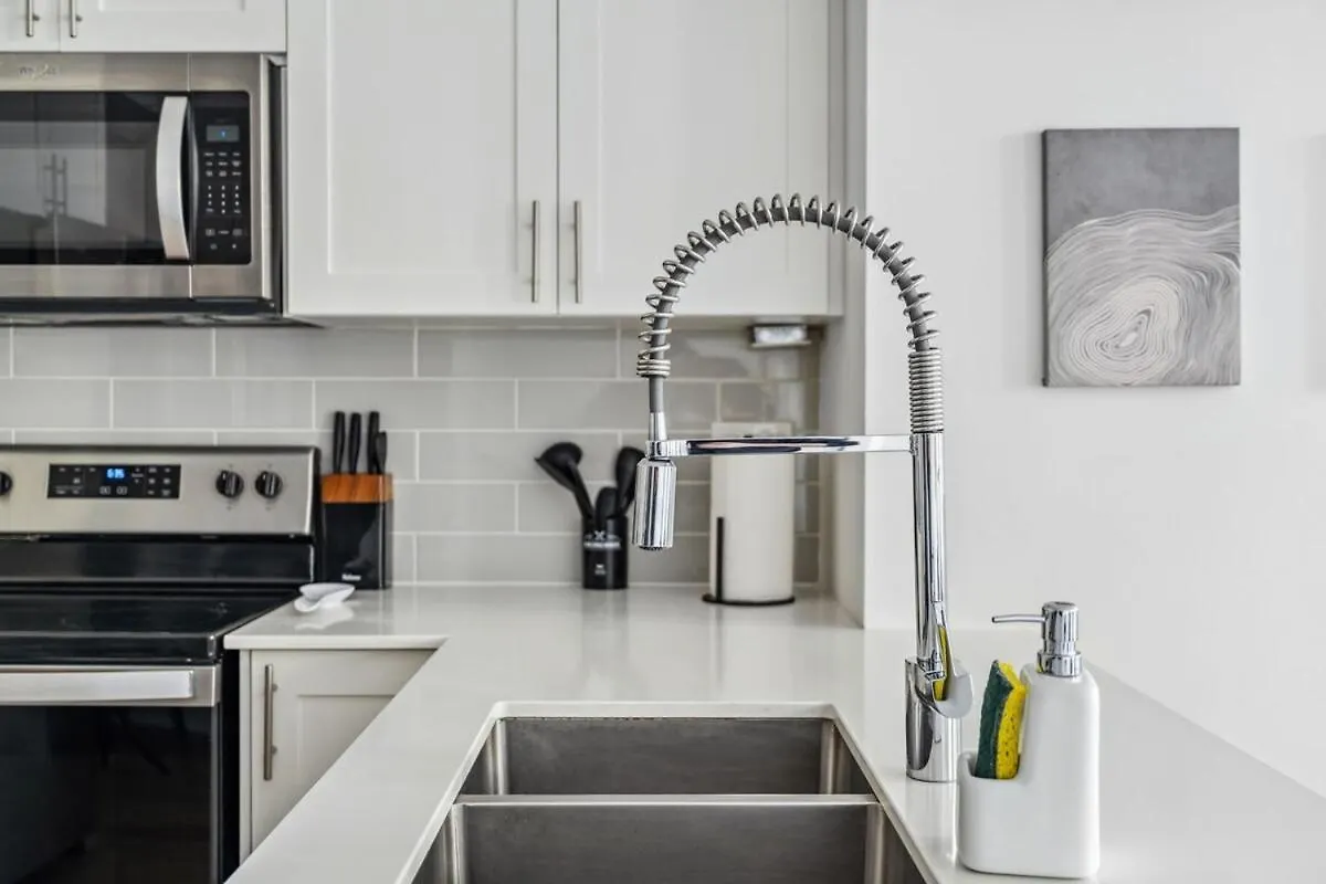 Apartment Ferienwohnung Stunning 2Br Toronto Retreat, Patio & Parking